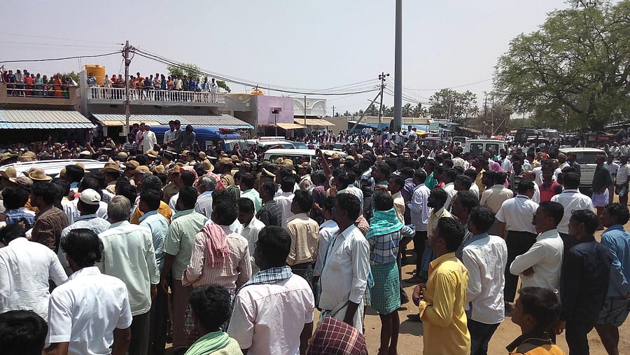 Molakalmuru: Sriramulu's campaign begins on violent note