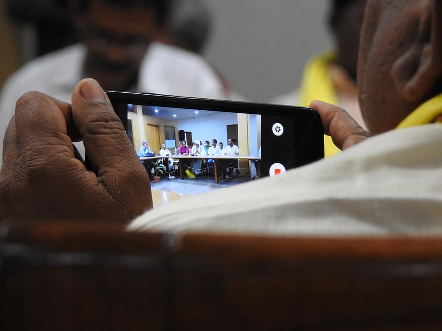 Recording of Gondi words at a workshop in Delhi.