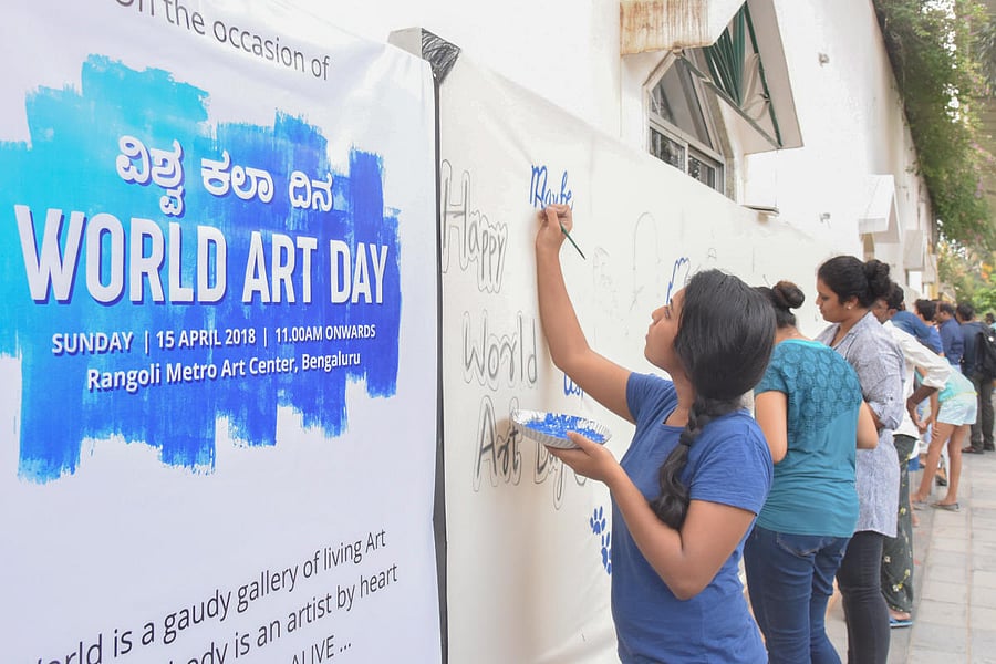 Art lovers participated in mass painting, on canvas, at art promote programme, on the occasion of World Art Day, the birth day of artist Leonardo Da Vinci, organised by BMRCL Namma Metro and Art Matters at Rangoli Metro Art Center, MG Road in Bengaluru on