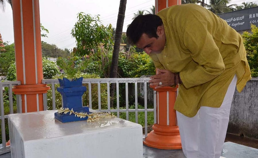 Udupi District in charge Minister Pramod Madhwaraj offers tribute to the memorial of his father Malpe Madhwaraj, before filing his nomination in Udupi on Monday.