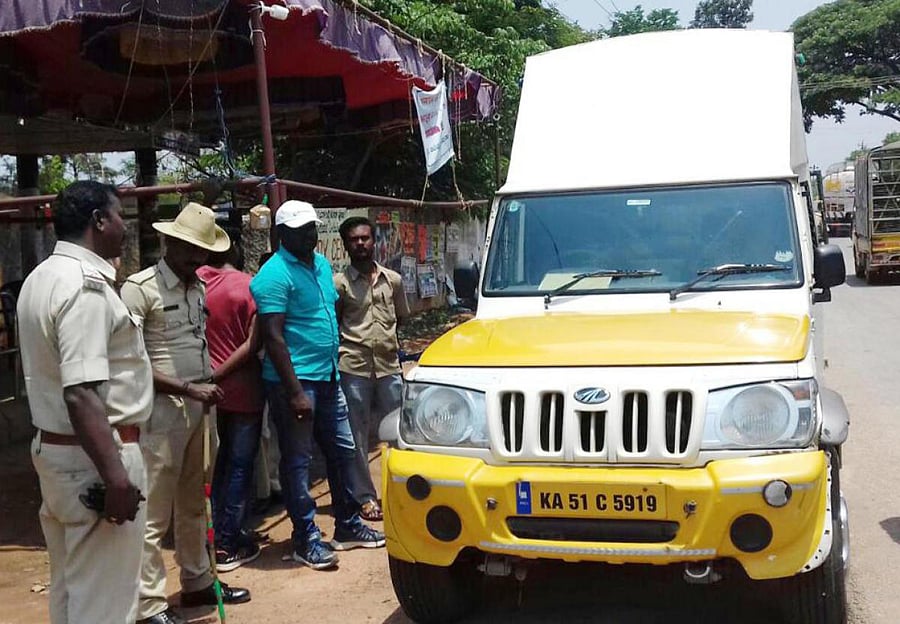 Bengaluru District police and flying squad officials of model code of conduct intercepted a SUV at Balepete check post at near Devanhalli and arrested four persons including a supervisor of Bluedart courier service and recovered 42 kilograms of gold.