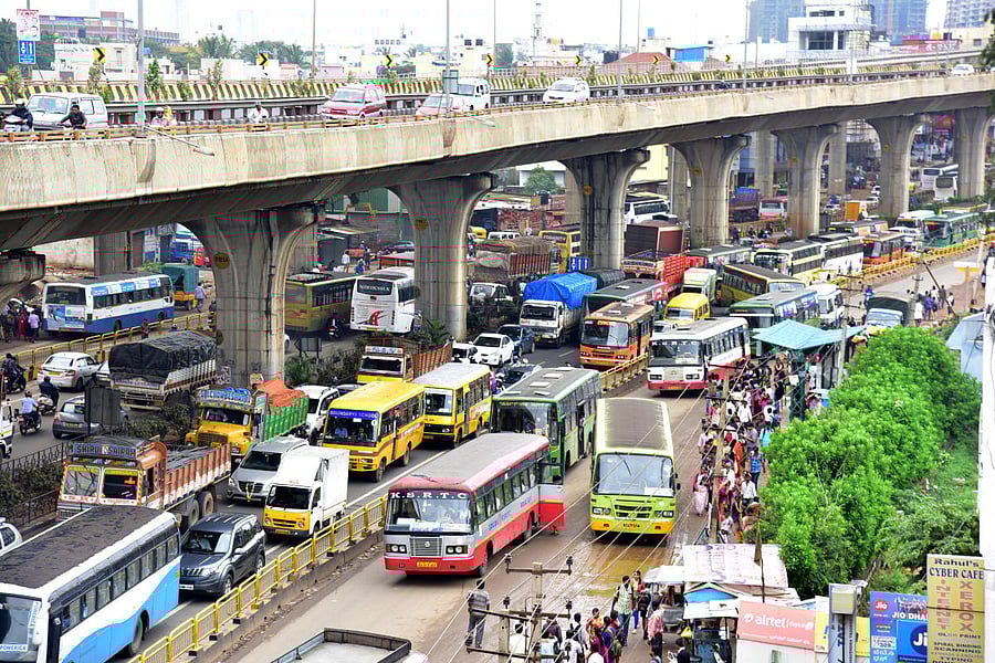 A huge traffic jam in T Dasarahalli 8th Mile, after festival holidays people return to city, in Bengaluru on Monday. Photo/ B H Shivakumar