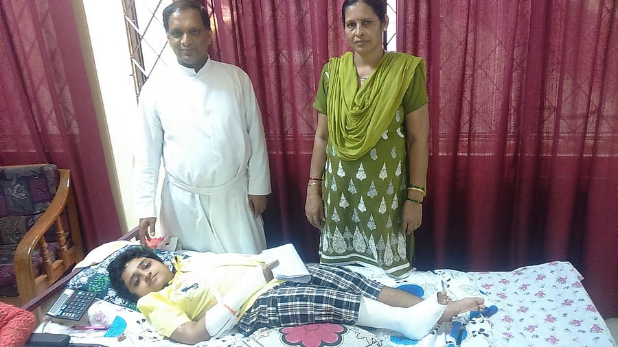 Arjun Adyanthaya with his mother Vanitha and St Aloysius College Principal Rev Fr Melwin Mendonca.