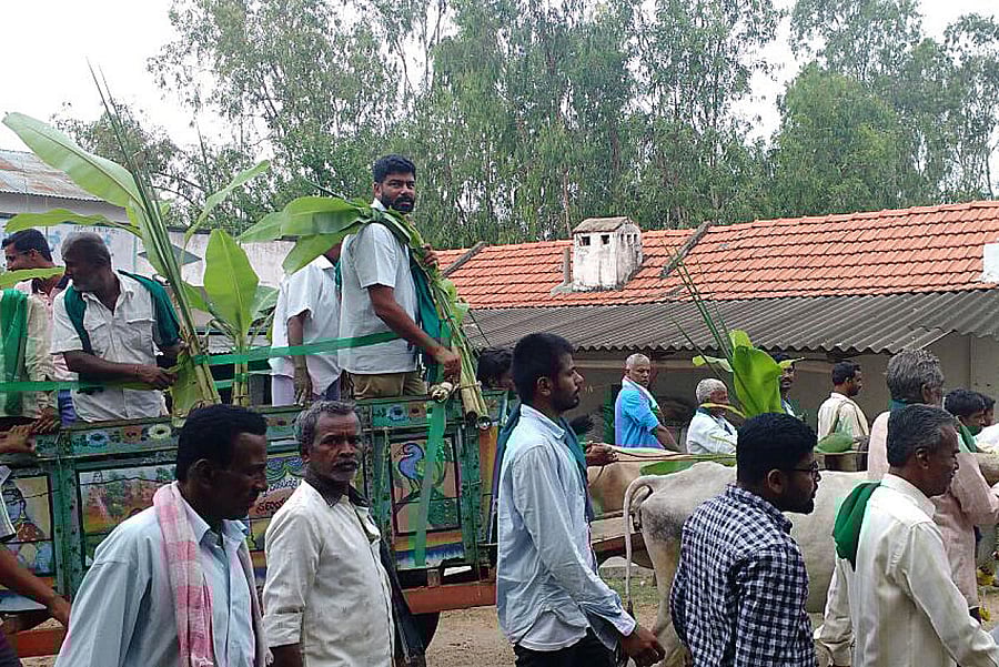 Darshan Puttannaiah conducting road show in Mudguru village in Melukote constituency in Mandya district on Tuesday. DH photo.