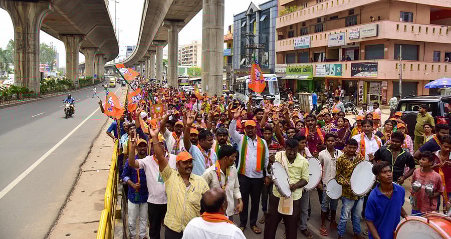 BJP Supporters take part in a procession for the last day of election campaign at Dasarahalli Constituency in Bengaluru. DH Photo
