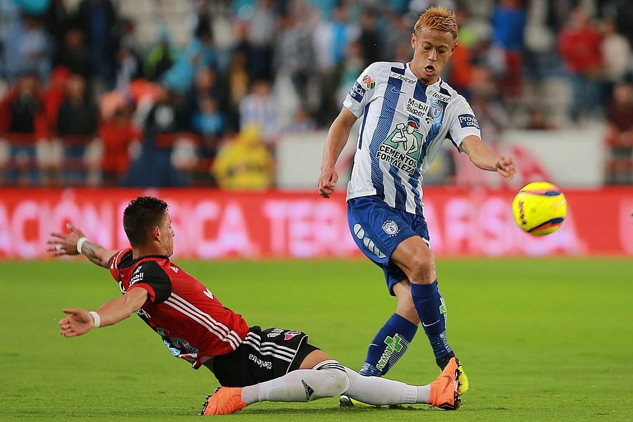 Keisuke Honda (right).