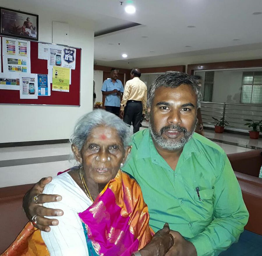 Activist Saalumarada Thimmakka at the police commissioner's office in Bengaluru on Saturday.