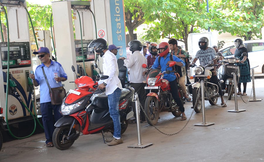 State-owned oil companies blaming clerical error for previously announcing a cut of up to 60 paise. DH file photo