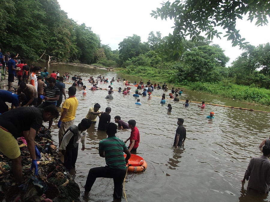 Yuva Brigade members clean Nethravathi river, at Snanaghatta, in Dharmasthala on Sunday.