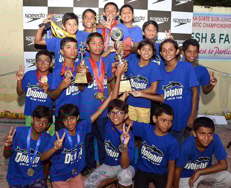 TRIUMPHANT Dolphin Aquatics, overall champions in the sub-junior section of the State Junior &amp; Sub-junior swimming championship in Mysuru on Sunday. DH PHOTO