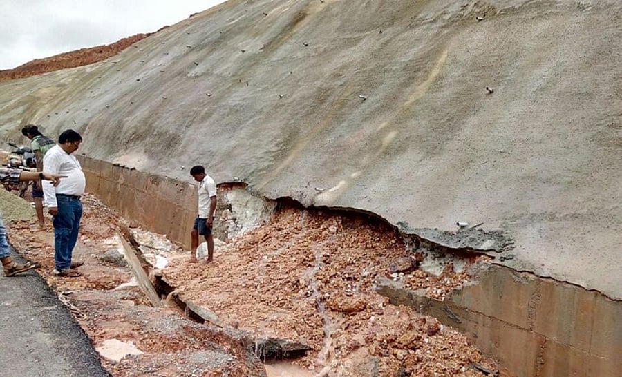 The slope protection wall at Ottinene caved in following the heavy rain.