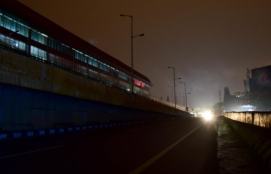 A dimly lit road near the Peenya metro station. DH Photo/B H Shivakumar