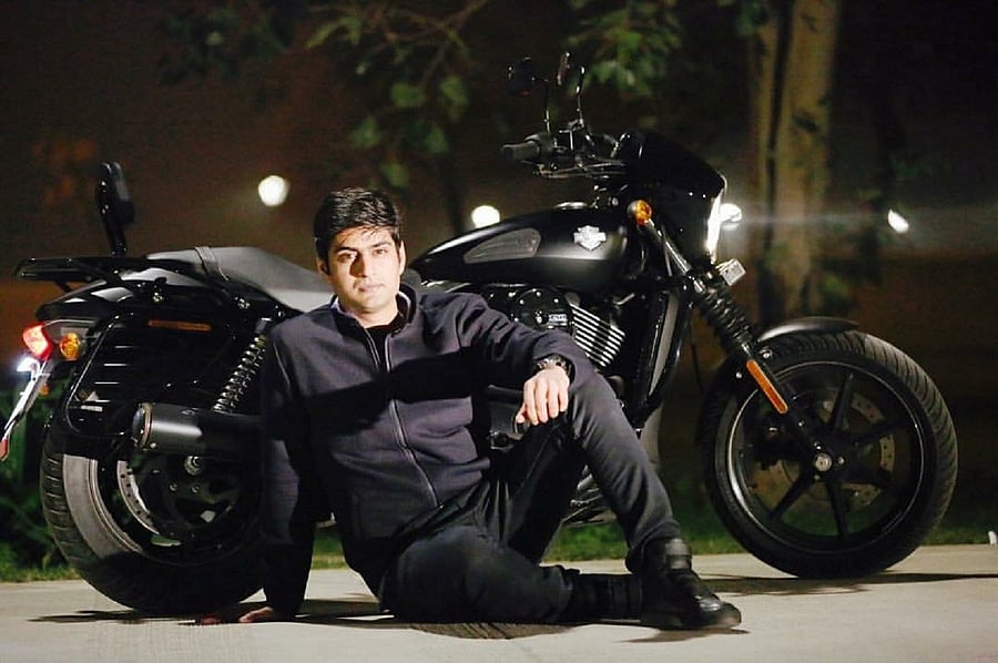 Bollywood Singer Amit Mishra rose to fame with the popular track ‘ Bulleya’ from the movie ‘Ae Dil Hai Mushkil’. The trained musician and classical vocalist had already made a name for himself with the album ‘Eternal Love’ in 2014. His has also lent his voice to movies like ‘ Dilwale’, ‘Dishoom’ , ‘Tubelight’, ‘Jagga Jasoos’ and ‘Race 3’.