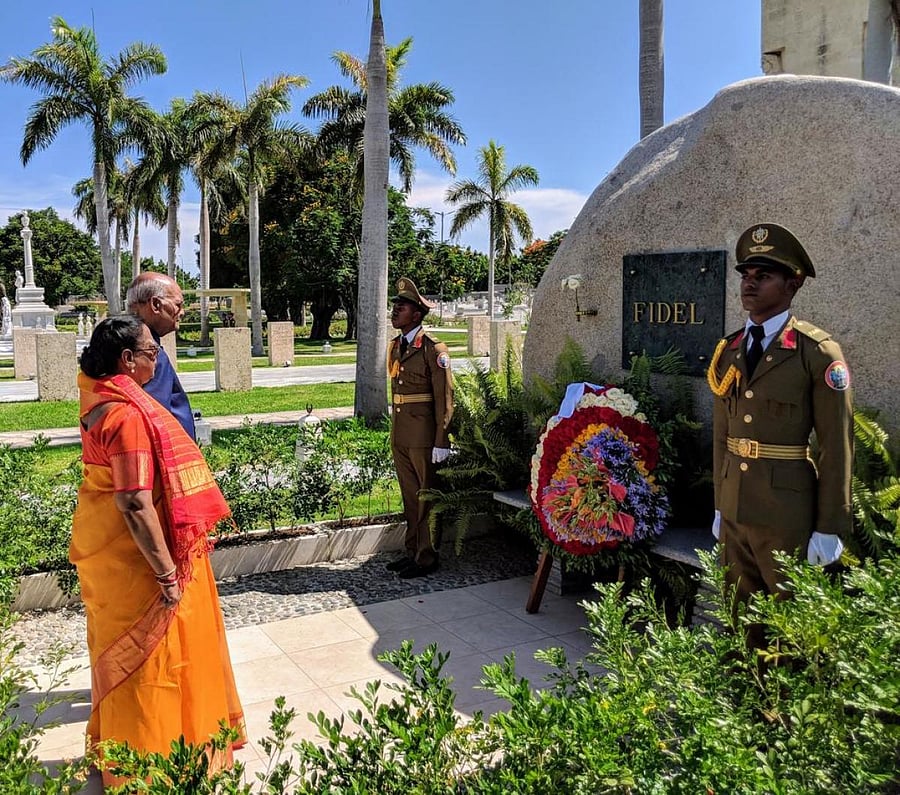 President Ram Nath Kovind paying homage to Fidel Castro in Santiago de Cuba. (Credit: Twitter/@rashtrapatibhvn)