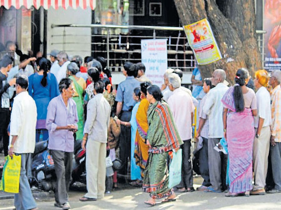 Spandana Janapara Sanghatane has tied up with Sumadhura Darshini and is helping needy elders.