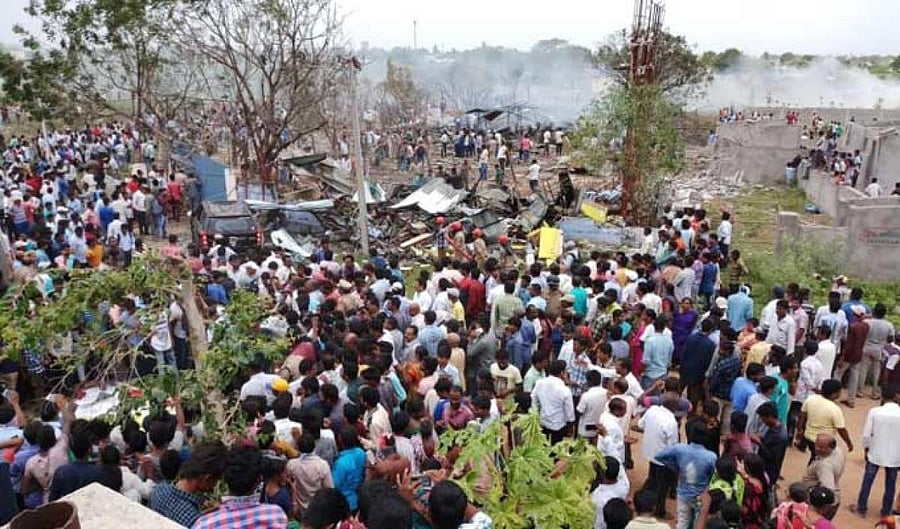 Four fire engines were rushed to the spot to put out the fire, but with smoke billowing in the entire area and firecrackers continuing to burst for a long time, the rescue operation proved to be difficult. DH Photo