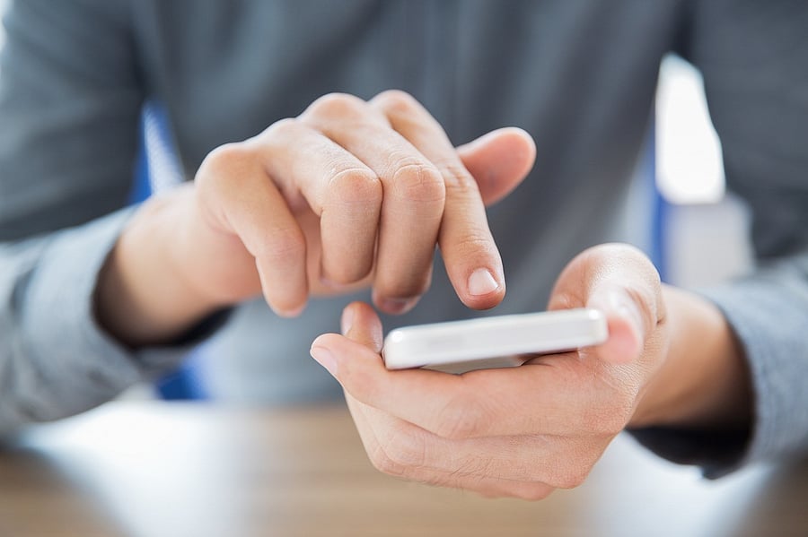 WhatsApp has rolled out a new feature that lets recipients identify forwarded messages. 