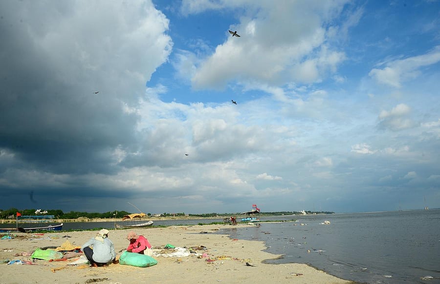 If cigarette packets can contain a warning saying it is 'injurious to health', why not people be informed of the adverse effects of Ganga water, NGT said. AFP