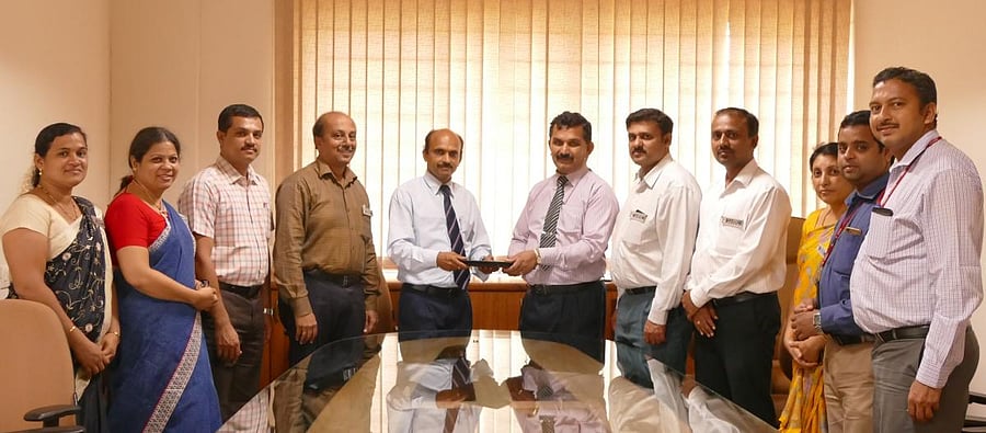 SMVITM Principal Prof Thirumaleshwara Bhat and CloudE Founder and Managing Director Mahesha Padyana exchange the MoU towads practical integrated training for the students.