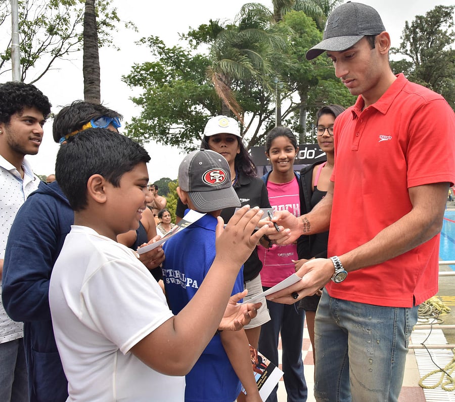Virdhawal Khade obliges his young fans in Bengaluru. DH photo/ B K Janardhan