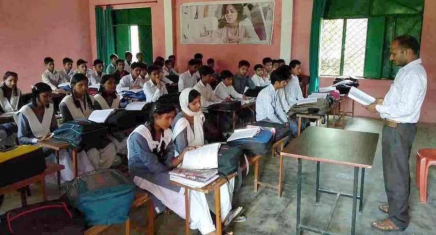 The students here study both Sanskrit and Urdu along with other subjects including Mathematics, Science and Hindi language.