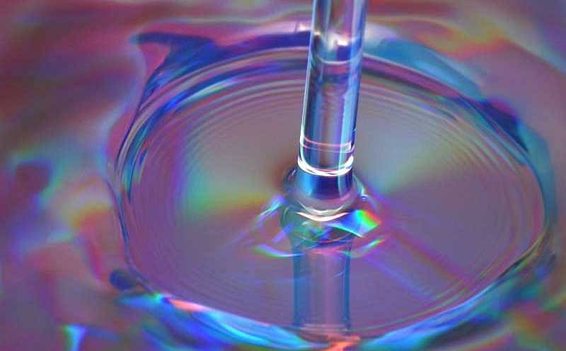 A hydraulic jump is created by water flowing into a sink. Credit: James Niland / Phys.org