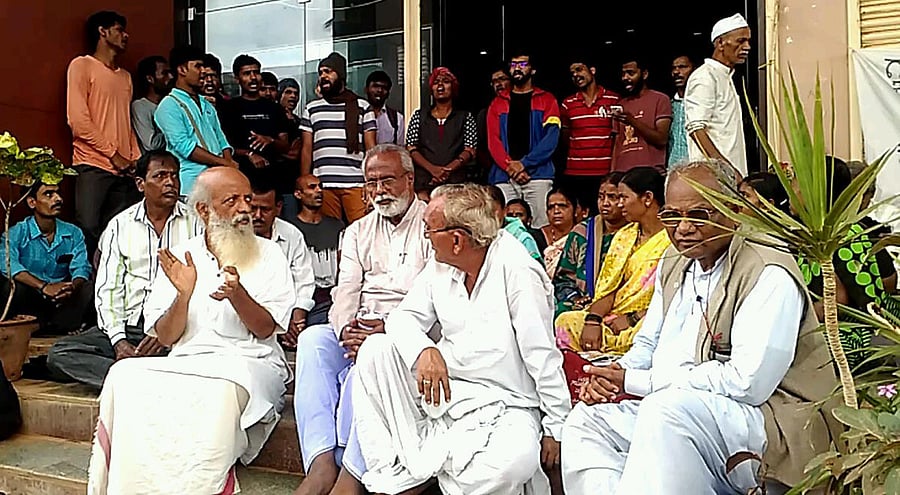 Prasanna Heggodu and others stage 'Handloom Satyagraha' in front of KHDC head office at Vidyanagar in Hubballi on Thursday.