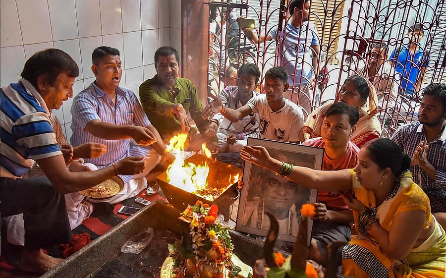 Supporters perform a 'havan' for speedy recovery of the former prime minister Atal Bihari Vajpayee, in Patna on Thursday. PTI Photo