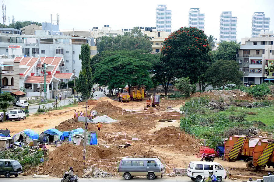 Sewage pipeline being laid beside the stormwater drain on Chikkalasandra lakebed in Bengaluru on Monday.DH PHOTO/SRIKANTA SHARMA R