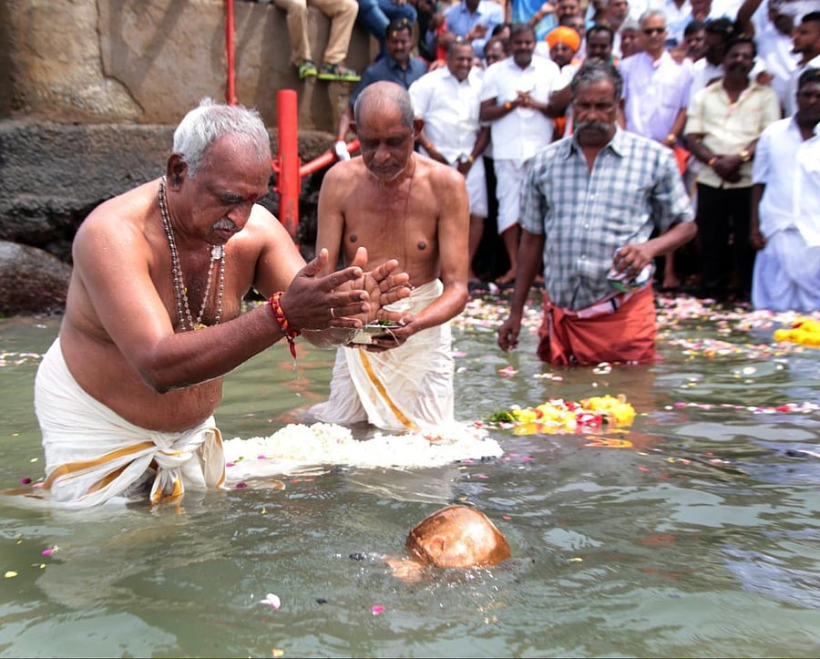 Union minister and BJP leader Pon Radhakrishnan immerses the ashes of former Prime Minister Atal Bihari Vajpayee in Bay of Bengal, in Kanyakumari on Sunday, Aug 26, 2018. (PTI Photo)
