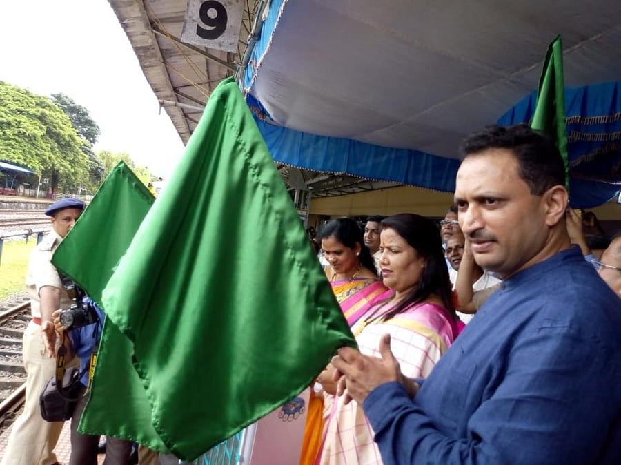 Union Minister of State for Skill Development and Entrepreneurship Anant Kumar Hegde shows green flag to mark the first service of DEMU train between Shirwad Railway station near Karwar and Pernem Railway station in Goa on Tuesday. MLA Roopali Naik looks