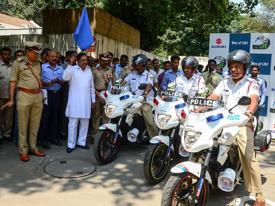 Traffic cops were presented Suzuki Gixxer bikes in the presence of Deputy Chief Minister G Parameshwara. DH Photo