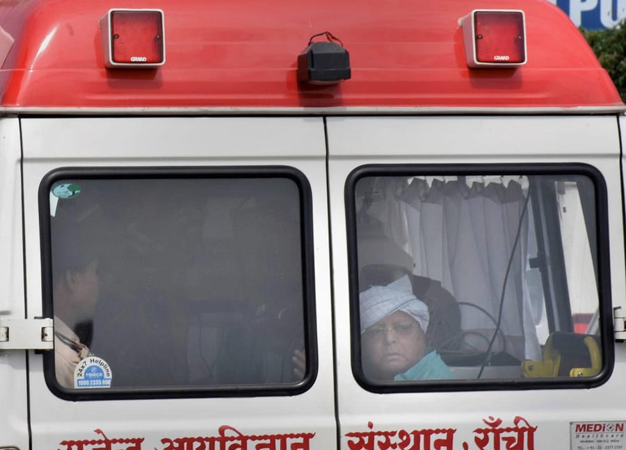 RJD chief Lalu Prasad Yadav amid heavy security arrives in Ranchi on Tuesday. PTI