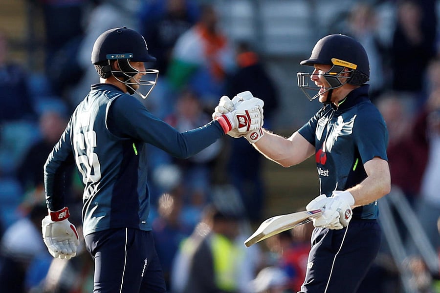 England's Eoin Morgan and Joe Root celebrate winning the match. (Reuters/Ed Sykes)
