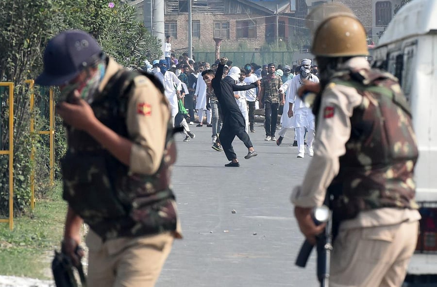 Kashmiri protestors clash with Indian government forces after Eid prayers in downtown Srinagar on August 22, 2018. (Photo by Tauseef MUSTAFA / AFP)
