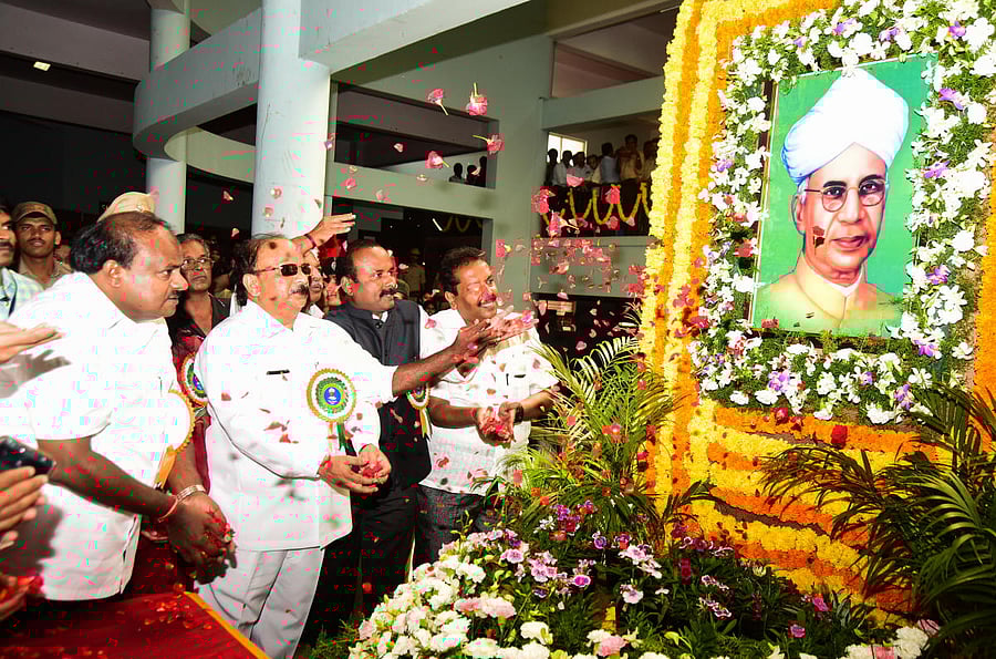 Chief Minister H D Kumaraswamy pays floral tributes to the portrait of former president Dr S Radhakrishnan, on the occasion of Teachers’ Day at Central College in Bengaluru on Wednesday. Minister Roshan Baig and Mayor N Sampath Raj are seen. DH PHOTO