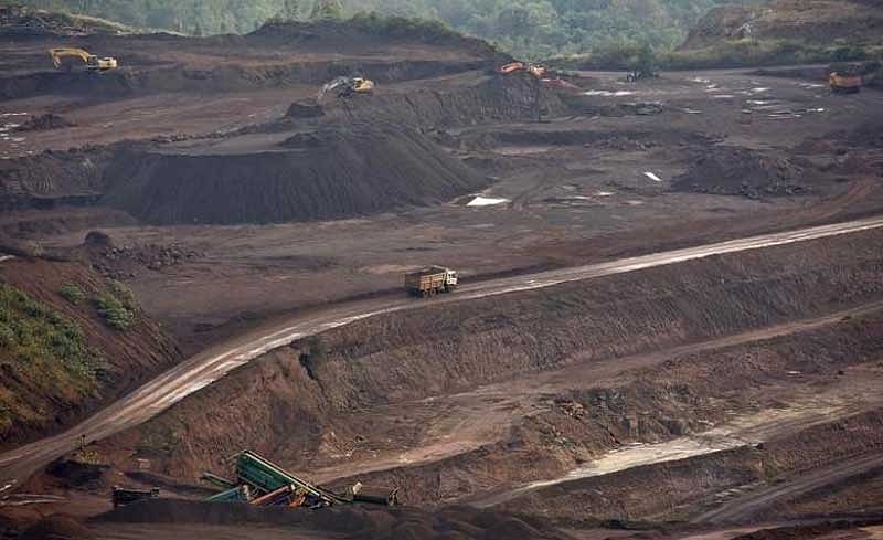 A truck loaded with iron ore passes through the Bedara Bhommanahalli (BBH) iron ore mines at Chitradurga in Karnataka November 9, 2012. (Reuters file photo)