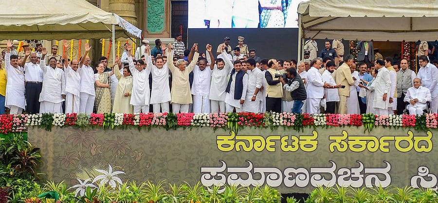 Bengaluru: Newly sworn-in Karnataka Chief Minister H D Kumaraswamy with Congress President Rahul Gandhi and other leaders of Opposition parties.