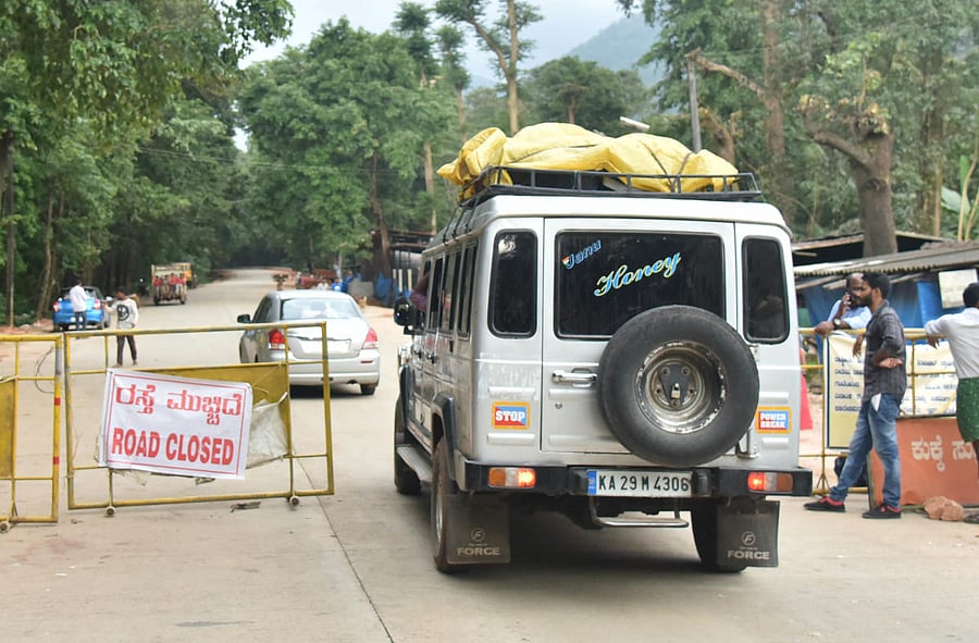 Light motor vehicles freely moving after Shiradi Ghat opened in Dakshina Kannada. DH Photo by Janardhan B K