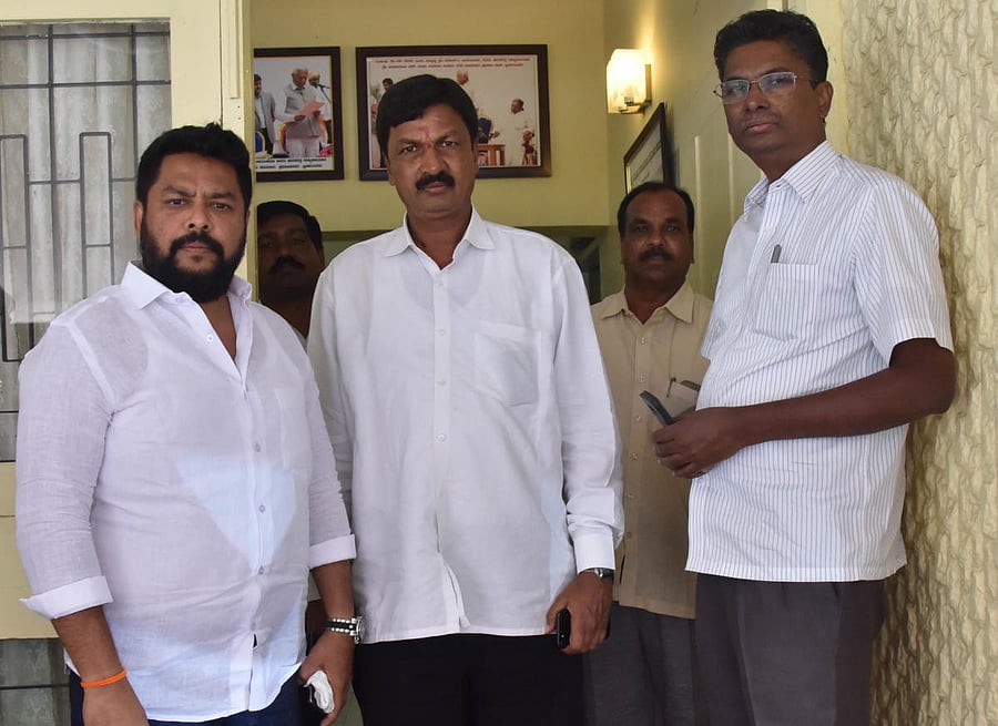 Municipalities Minister Ramesh Jarkiholi and brother Satish Jarkiholi. DH Photo/Janardhan B K