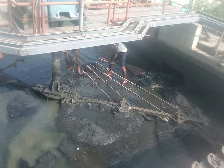 The KSCSK members led by Chairman Venkatesh visited KR Puram STP in in January, which is maintained by the BWSSB. During the visit, they found that the workers entered the tanks without any precautions taken or safety equipment. (Above: A scene from KR Puram plant. Image source: AICCTU)