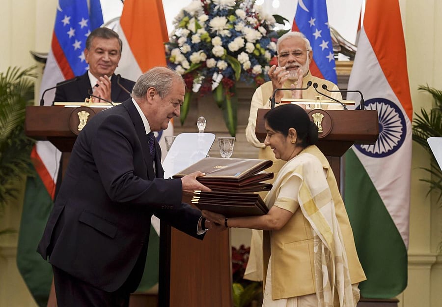 External Affairs Minister Sushma Swaraj and Uzbek Foreign Minister Abdulaziz Kamilov exchange documents as Prime Minister Narendra Modi and Uzbek President Shavkat Mirziyoyev look on, at Hyderabad House in New Delhi, Monday, Oct 01, 2018. (PTI Photo)