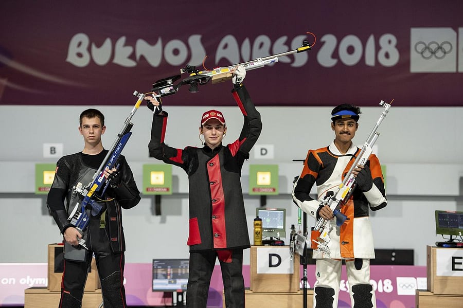 Tushar Mane (right) bagged the silver medal in the men’s 10m air rifle on Sunday. 