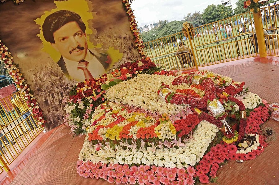 Vishnuvardhan samadi being decorated on his birth day programme in Bengaluru on Monday. DH PV Photo