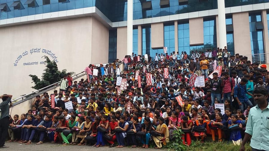 The students argued that the previous government had announced that free bus passes would be issued to students. But no allocation had been made in the recent state budget for such a benefit. (DH Photo)