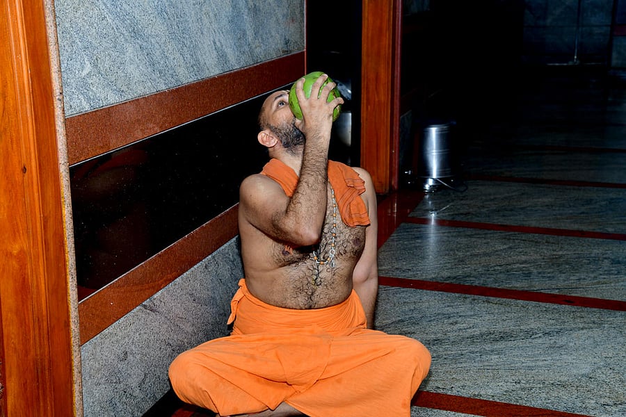 Kukke Subrahmanya Mutt seer Vidyaprasannateertha Swami consumes tender coconut water to end his fast at Subrahmanya in Dakshina Kannada district on Monday. dh photo
