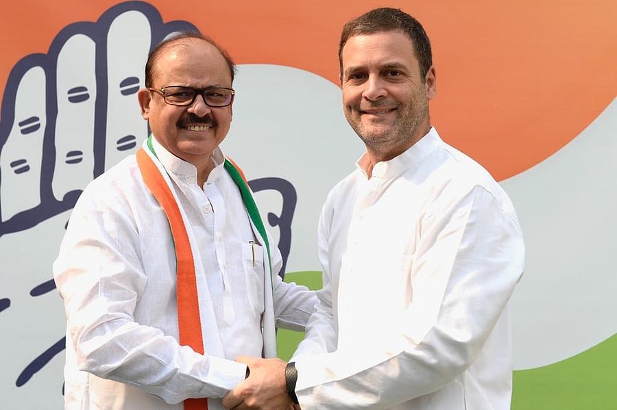 Anwar along with his supporters met Rahul at his official Tughlaq Lane residence and was welcomed into the party fold by senior leaders Ashok Gehlot, Shaktisinh Gohil and Bihar Congress President Madan Mohan Jha. (Twitter/INCIndia)