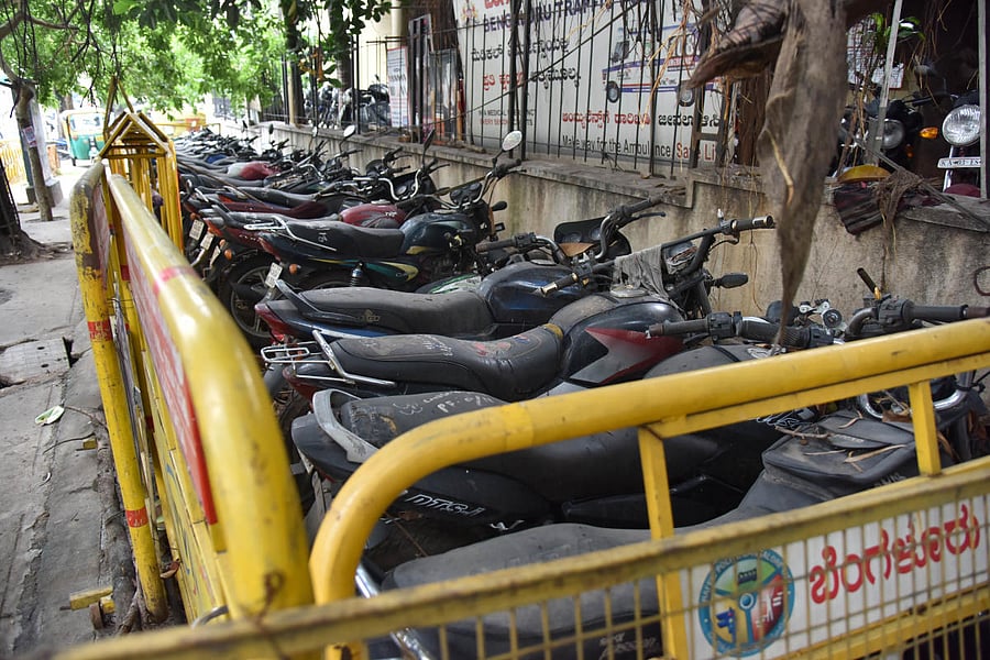 Seized vehicles in front of Yeswanthpura traffic police station in Bengaluru.DH file/ Janardhan B