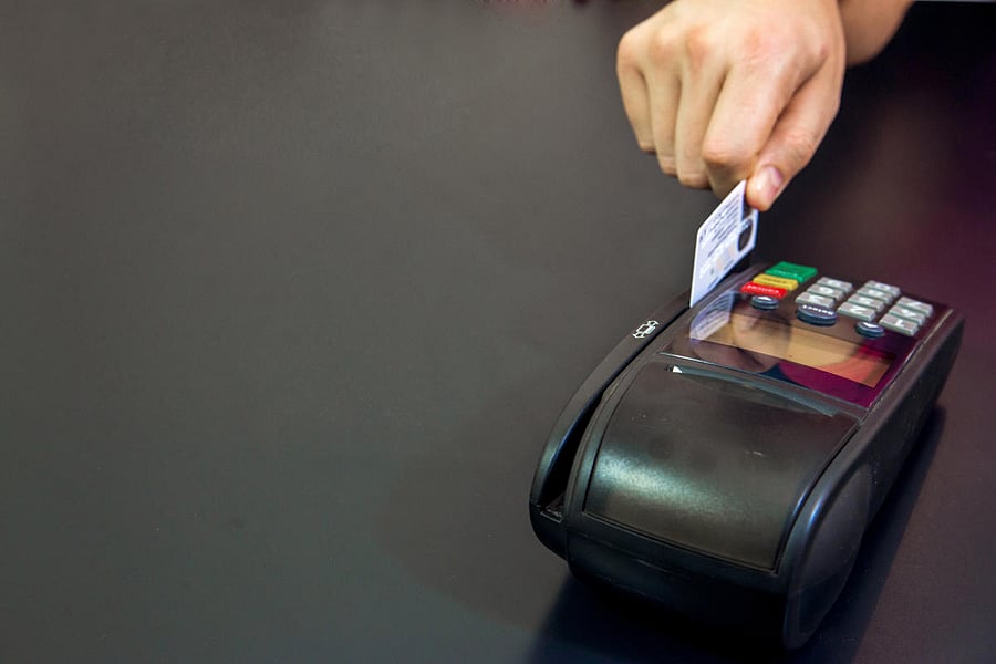 Aggregators, who sell insurance with huge discounts, blame the arm-twisting by service centres and vehicle dealers for the general disenchantment over the vehicle insurance policies bought online.