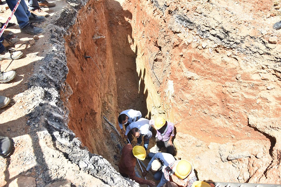 GAIL team inspects the spot were a pipeline was damaged at Garudacharpalya. DH Photo by Janardhan B K
